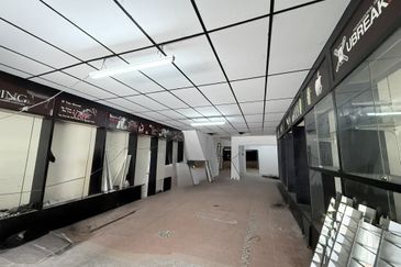 Rental RM3k! Facing Main Road, High Visibility! Jalan Batu Tiga 1.5 Sty Shoplot to Let