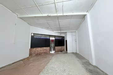 Rental RM3k! Facing Main Road, High Visibility! Jalan Batu Tiga 1.5 Sty Shoplot to Let