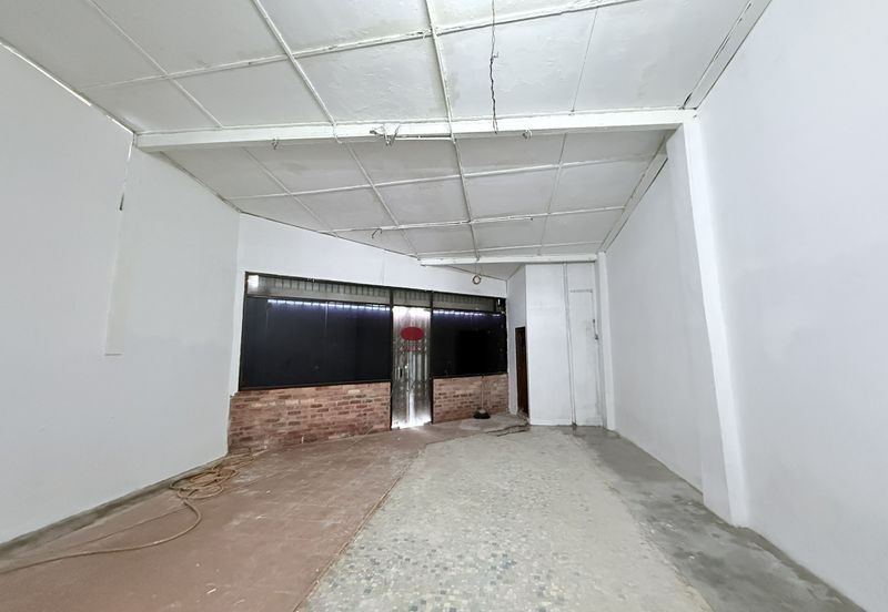 Rental RM3k! Facing Main Road, High Visibility! Jalan Batu Tiga 1.5 Sty Shoplot to Let