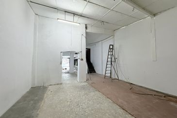 Rental RM3k! Facing Main Road, High Visibility! Jalan Batu Tiga 1.5 Sty Shoplot to Let