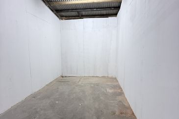 Rental RM3k! Facing Main Road, High Visibility! Jalan Batu Tiga 1.5 Sty Shoplot to Let