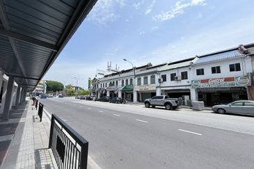 Rental RM3k! Facing Main Road, High Visibility! Jalan Batu Tiga 1.5 Sty Shoplot to Let