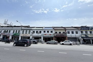 Rental RM3k! Facing Main Road, High Visibility! Jalan Batu Tiga 1.5 Sty Shoplot to Let