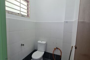 RM375K! Move In Condition!  Kampung Delek Taman Udang Cendana Near Telok Gadong Townhouse for Sale