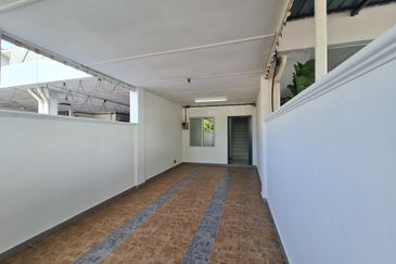 RM375K! Move In Condition!  Kampung Delek Taman Udang Cendana Near Telok Gadong Townhouse for Sale