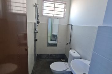 RM375K! Move In Condition!  Kampung Delek Taman Udang Cendana Near Telok Gadong Townhouse for Sale