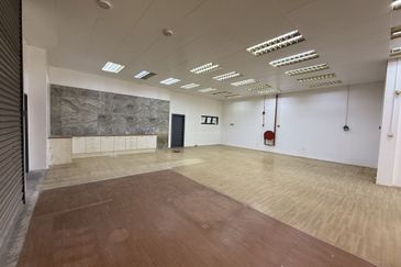 RM4.5m! Tenanted, Good for Investment! Gateway 16 Bandar Bukit Raja Semi D Factory for Sale