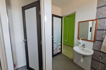 Maple Red, Adda Heights