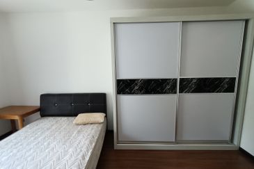 Summerglades, Perdana Lakeview West