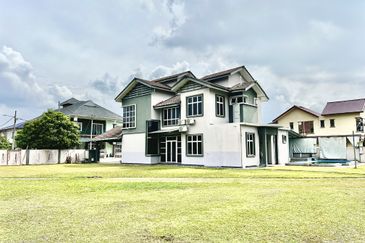 [Corner Lot] 2 Storey Bungalow @ Taman Anjung Ixora Bandar Baru Salak Tinggi Sepang 