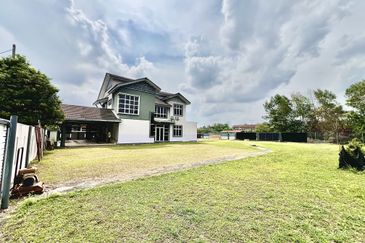 [Corner Lot] 2 Storey Bungalow @ Taman Anjung Ixora Bandar Baru Salak Tinggi Sepang 