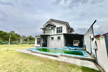 [Corner Lot] 2 Storey Bungalow @ Taman Anjung Ixora Bandar Baru Salak Tinggi Sepang 