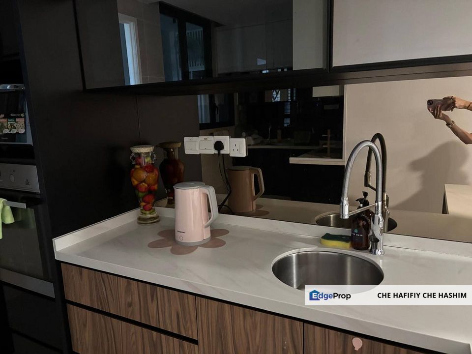 FULLY RENOVATED & FULLY FURNISHED KL GATEWAY PREMIUM RESIDENCE CONDOMINIUM, Kuala Lumpur, Bangsar South