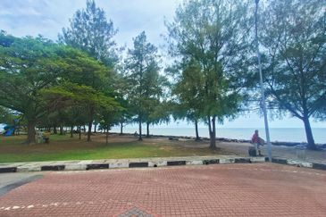 Pontian TENANTED CORNER Shop For Sale 