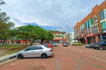 Pontian TENANTED CORNER Shop For Sale 