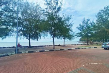 Pontian TENANTED CORNER Shop For Sale 