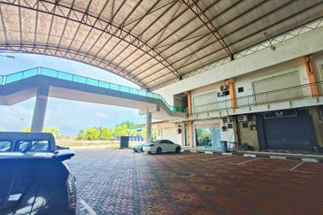 Pontian TENANTED Shop For Sale 