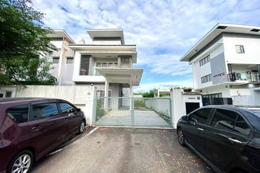 [FREEHOLD] 38X75 NON BUMI FACING OPEN PARTIAL FURNISHED 3 STOREY SEMI DETACHED HOUSE AT KAYU MANIS GARDEN VILLA SEKSYEN 5 BANGI