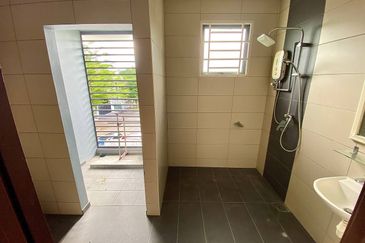 [FREEHOLD] 38X75 NON BUMI FACING OPEN PARTIAL FURNISHED 3 STOREY SEMI DETACHED HOUSE AT KAYU MANIS GARDEN VILLA SEKSYEN 5 BANGI
