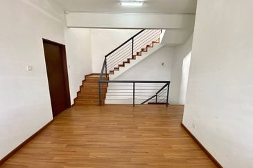 [FREEHOLD] 38X75 NON BUMI FACING OPEN PARTIAL FURNISHED 3 STOREY SEMI DETACHED HOUSE AT KAYU MANIS GARDEN VILLA SEKSYEN 5 BANGI