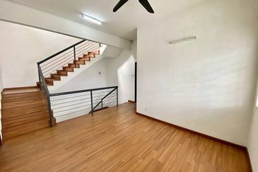 [FREEHOLD] 38X75 NON BUMI FACING OPEN PARTIAL FURNISHED 3 STOREY SEMI DETACHED HOUSE AT KAYU MANIS GARDEN VILLA SEKSYEN 5 BANGI