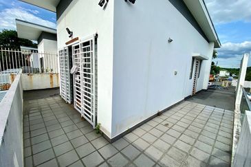 [FREEHOLD] 38X75 NON BUMI FACING OPEN PARTIAL FURNISHED 3 STOREY SEMI DETACHED HOUSE AT KAYU MANIS GARDEN VILLA SEKSYEN 5 BANGI