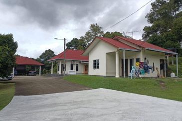 3.2 Acre Orchard with 1 1/2 Storey Bungalow, 4 Homestay, 1 Workers House and Swimming Pool at Seksyen U15, Shah Alam