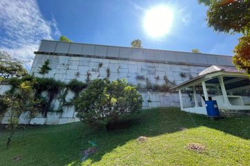 3.2 Acre Orchard with 1 1/2 Storey Bungalow, 4 Homestay, 1 Workers House and Swimming Pool at Seksyen U15, Shah Alam