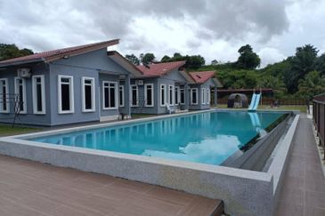 3.2 Acre Orchard with 1 1/2 Storey Bungalow, 4 Homestay, 1 Workers House and Swimming Pool at Seksyen U15, Shah Alam