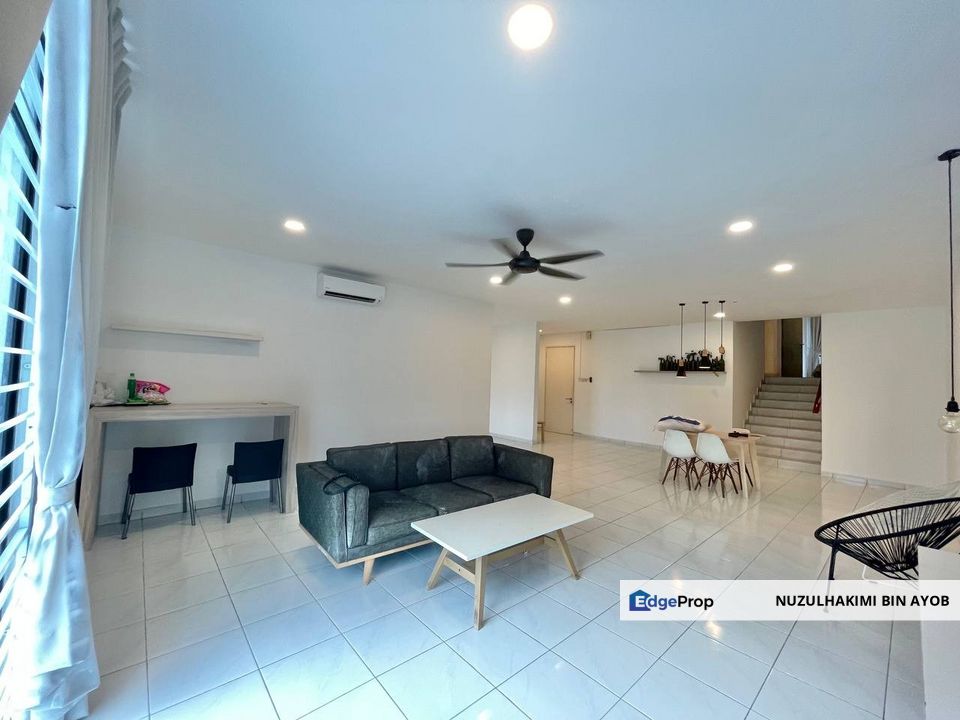 Lake View Renovated Fully furnished 2.5 storey Townvilla at Taman Tasik Prima Puchong, Selangor, Puchong