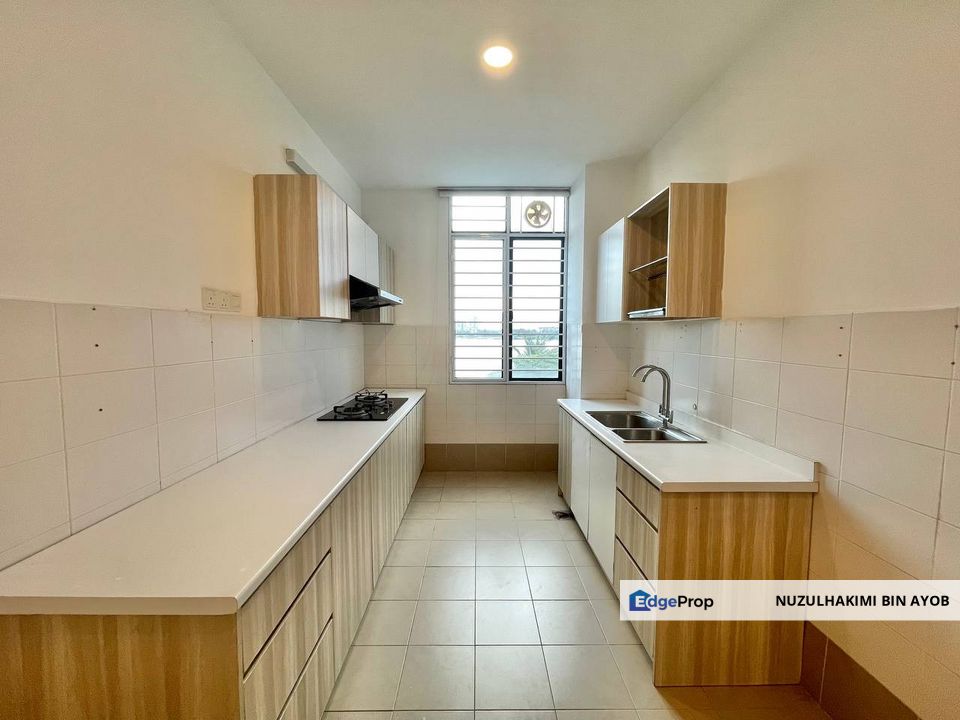 Lake View Renovated Fully furnished 2.5 storey Townvilla at Taman Tasik Prima Puchong, Selangor, Puchong