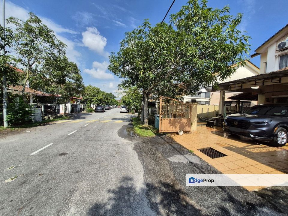 Double Storey End-Lot Unit With Extra Space in Saujana Utama 3, Sungai Buloh, Selangor, Sungai Buloh