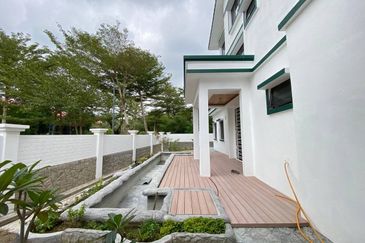 Newly Completed 3 Storey Bungalow with Fish Pond Jalan Anggerik Kota Kemuning Selangor
