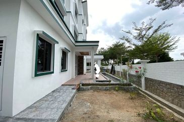 Newly Completed 3 Storey Bungalow with Fish Pond Jalan Anggerik Kota Kemuning Selangor