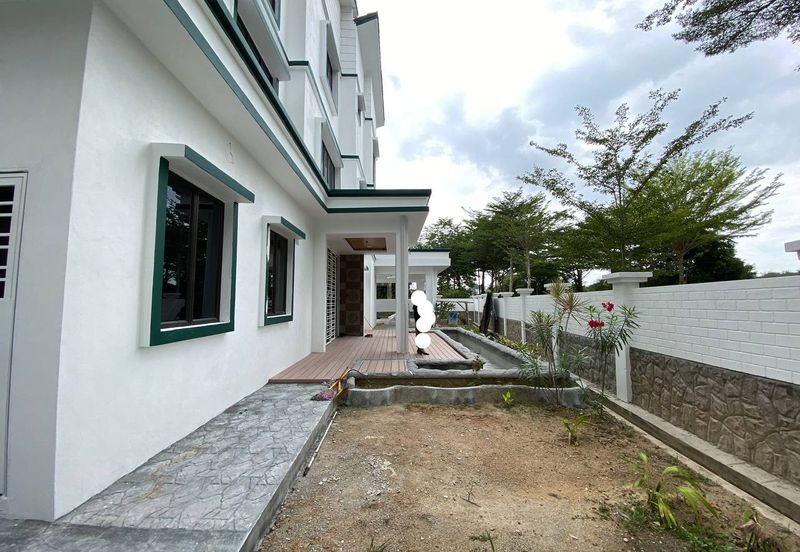 Newly Completed 3 Storey Bungalow with Fish Pond Jalan Anggerik Kota Kemuning Selangor