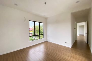 Newly Completed 3 Storey Bungalow with Fish Pond Jalan Anggerik Kota Kemuning Selangor