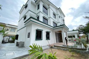 Newly Completed 3 Storey Bungalow with Fish Pond Jalan Anggerik Kota Kemuning Selangor