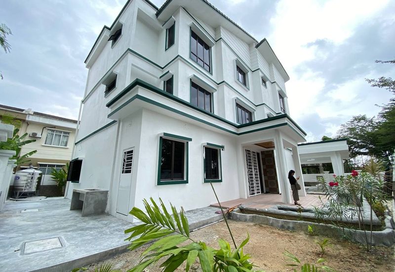Newly Completed 3 Storey Bungalow with Fish Pond Jalan Anggerik Kota Kemuning Selangor
