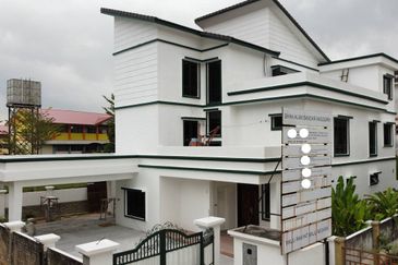 Newly Completed 3 Storey Bungalow with Fish Pond Jalan Anggerik Kota Kemuning Selangor