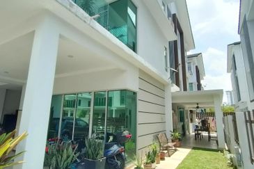 Fully Renovated 3 Storey Semi D ,1080 Residence Puncak Saujana Kajang