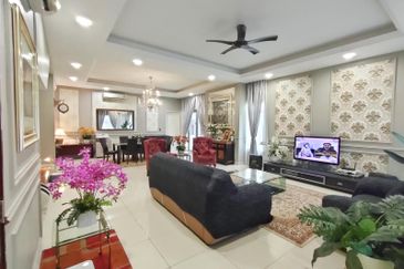 Fully Renovated 3 Storey Semi D ,1080 Residence Puncak Saujana Kajang