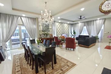 Fully Renovated 3 Storey Semi D ,1080 Residence Puncak Saujana Kajang