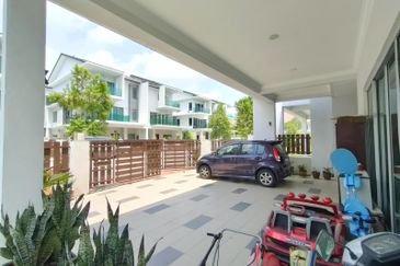 Fully Renovated 3 Storey Semi D ,1080 Residence Puncak Saujana Kajang
