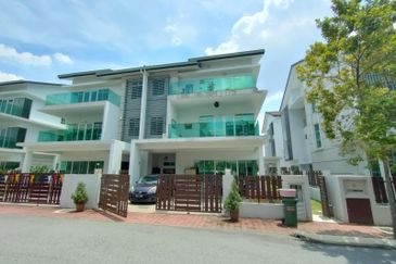 Fully Renovated 3 Storey Semi D ,1080 Residence Puncak Saujana Kajang