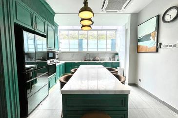 Luxorious 3 storey Bungalow House at Putrahill Bangi