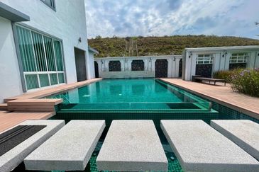 Luxorious 3 storey Bungalow House at Putrahill Bangi