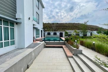 Luxorious 3 storey Bungalow House at Putrahill Bangi