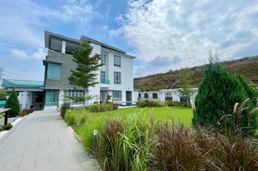 Luxorious 3 storey Bungalow House at Putrahill Bangi