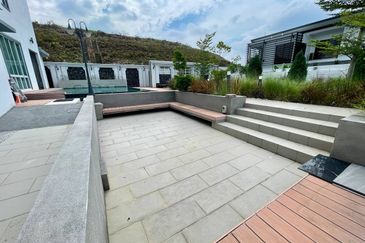 Luxorious 3 storey Bungalow House at Putrahill Bangi