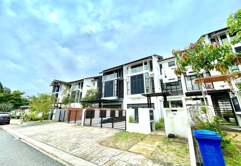 3 Storey Superlink Terrace at Denai Alam, Shah Alam